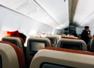 Invasione di zanzare sul volo Milano-Alicante, passeggeri costretti a cambiare aereo