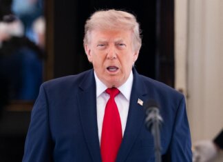 Iran, Trump ‘guardiano’ di Hormuz: tycoon tra rimborsi, blocco navale e terza ondata di raid