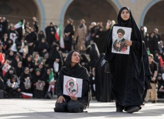 Iran-Usa, colloqui in pausa per i funerali di Khamenei: attese milioni di persone