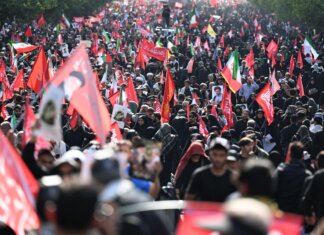 Iran, iniziata a Teheran processione per funerali di Khamenei