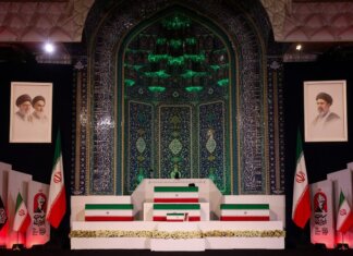 Iran, la bara di Khamenei esposta nella Grande Moschea: funerali da domani