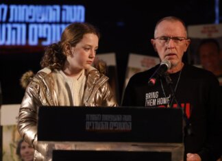 Israele ricorda il 7/10, padre dell’ostaggio Emily Hand: :”Mille giorni? A volte sembra ancora ieri”