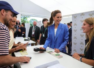 Kate Middleton a Wimbledon, a sorpresa la principessa vende i biglietti agli spettatori in fila