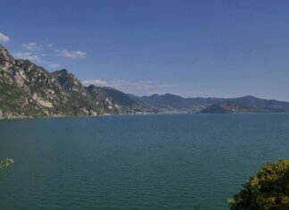 Lago di Garda, si tuffa per salvare ragazzo e non riemerge
