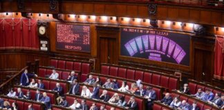 Legge elettorale, franchi tiratori mandano sotto governo su preferenze. Ira Meloni: “Ha vinto palude, serve una riflessione”