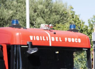 Lodi, auto avvolta dalle fiamme: trovata una persona morta all’interno