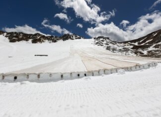 MINI sostiene progetto pilota per conservare la neve con geotessili biodegradabili