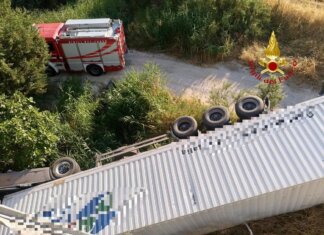 Matera, tir sfonda le barriere e precipita da cavalcavia: morto camionista 50enne