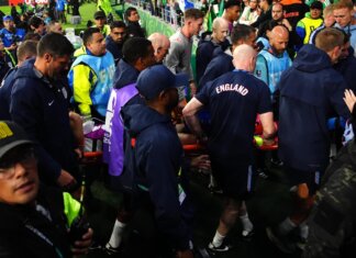 Messico-Inghilterra 2-3, Henderson cade dopo il match: infortunio al polso e corsa in ospedale