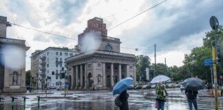 Meteo, caldo e temporali estremi: cosa fare (e cosa no) per evitare rischi