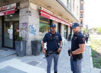 Milano, 55enne accoltellato fuori da un bar. L’aggressore: “Divertente, appena esco lo rifaccio”