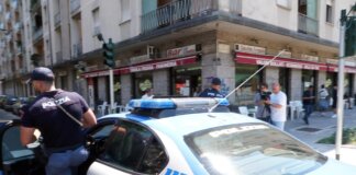 Milano, aggressione in strada e 20 coltellate a uno sconosciuto: bloccato dai clienti del bar