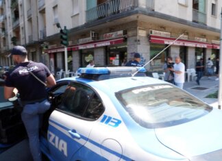 Milano, aggressione in strada e 20 coltellate a uno sconosciuto: bloccato dai clienti del bar
