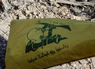 Milano, in corteo con bandiera Hezbollah: indagata per istigazione a terrorismo