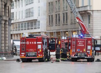 Milano, incendio in un palazzo vicino Rinascente in piazza Duomo: alta nube di fumo