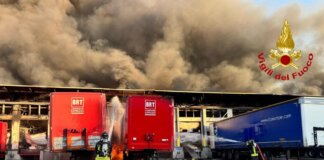 Milano, incendio nel capannone e esplodono furgoni: città ‘avvolta’ dal fumo