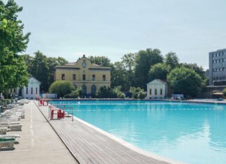 Milano, scavalca recinto della piscina chiusa e si tuffa: 28enne muore affogato