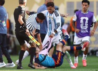 Mondiali, follia Paredes dopo finale: rissa ed espulsione. E Otamendi litiga con Rodri