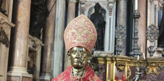 Napoli, ruba copricapo dalla statua di San Gennaro: rincorso e arrestato