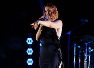 Noemi, paura durante concerto: cade dal palco e finisce in ospedale