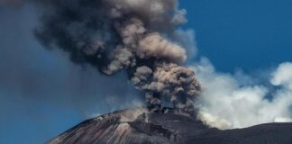 Nube di cenere sull’Etna, all’aeroporto di Catania sospese le attività di volo