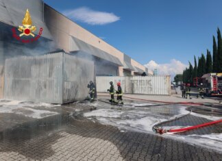 Brucia l’esterno di un edificio industriale a Sesto Fiorentino