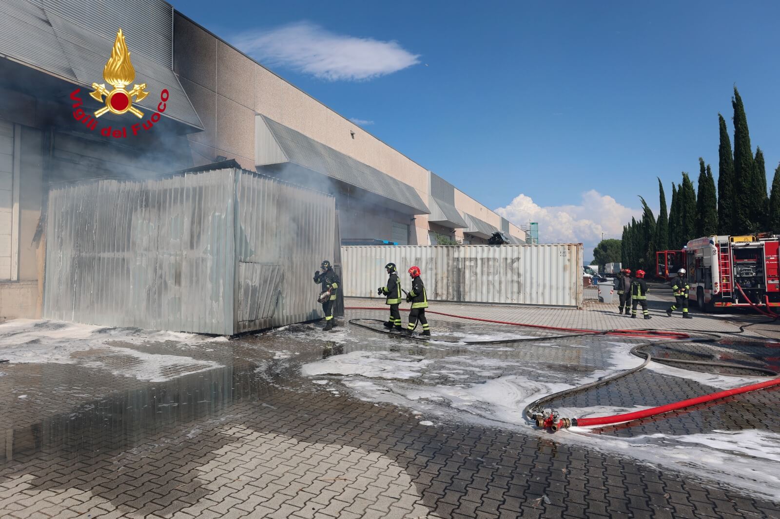 brucia l8217esterno di un edificio industriale a sesto fiorentino da Corrieretoscano.it brucia l8217esterno di un edificio industriale a sesto fiorentino