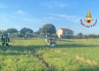 Precipita ultraleggero in fase di decollo, muore il pilota