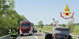 Si ribalta con l’auto dopo lo scontro: 45enne in ospedale