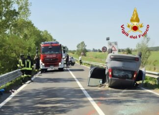 Si ribalta con l’auto dopo lo scontro: 45enne in ospedale