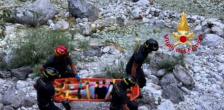 Cade sul greto del fiume mentre passeggia lungo la strada che lo costeggia: arrivano i vigili del fuoco
