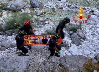 Cade sul greto del fiume mentre passeggia lungo la strada che lo costeggia: arrivano i vigili del fuoco