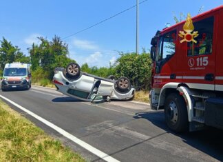 Si ribalta con l’auto: trasportato d’urgenza all’ospedale