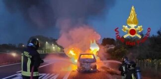 Auto in fiamme, in tilt il traffico di rientro dal mare