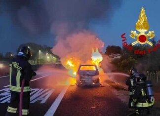 Auto in fiamme, in tilt il traffico di rientro dal mare