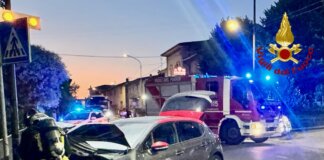 Tre feriti nello scontro fra due auto a Policiano