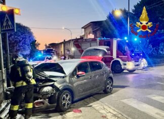 Tre feriti nello scontro fra due auto a Policiano