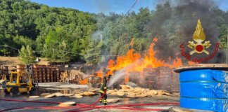 Fiamme di materiale plastico nel piazzale di un’azienda a Pieve Santo Stefano