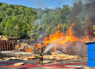 Fiamme di materiale plastico nel piazzale di un’azienda a Pieve Santo Stefano