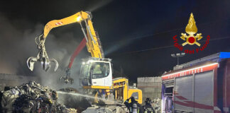 Ancora fiamme in un impianto di trattamento rifiuti: vigili del fuoco a Colle Val d’Elsa