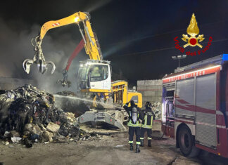 Ancora fiamme in un impianto di trattamento rifiuti: vigili del fuoco a Colle Val d’Elsa