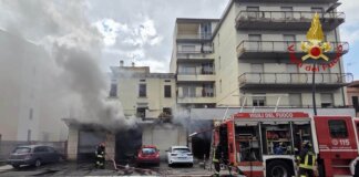 Fiamme in una officina meccanica ad Arezzo: tanti danni alle strutture