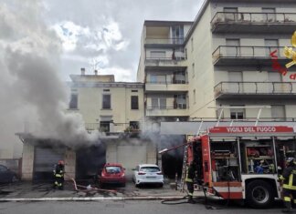 Fiamme in una officina meccanica ad Arezzo: tanti danni alle strutture