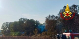 Vasto incendio di vegetazione nelle vicinanze della piscina di Peccioli