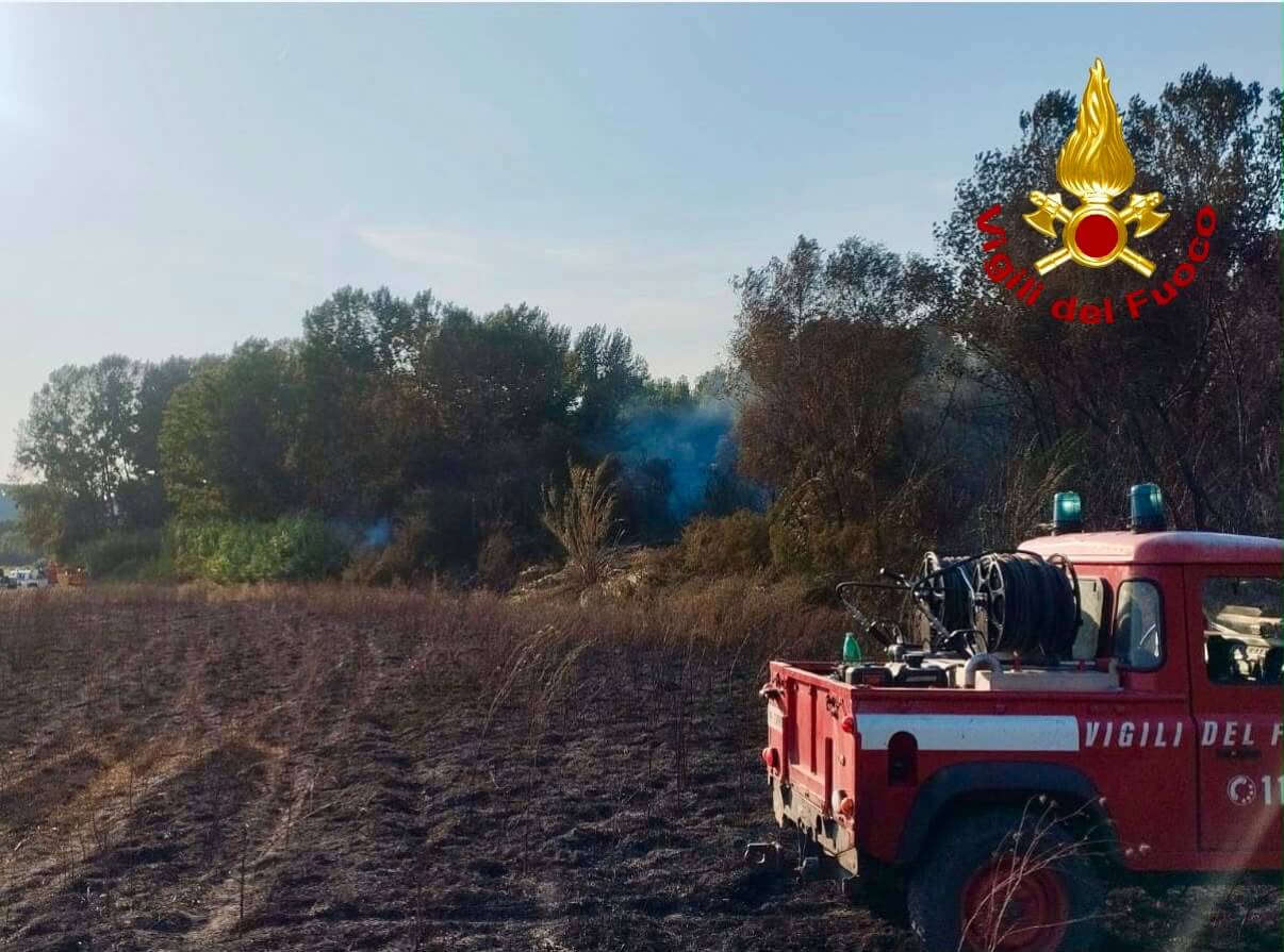 vasto incendio di vegetazione nelle vicinanze della piscina di peccioli da Corrieretoscano.it vasto incendio di vegetazione nelle vicinanze della piscina di peccioli