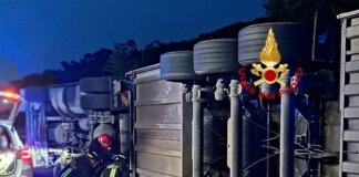 Camion della frutta si ribalta a una rotatoria: ferito il conducente