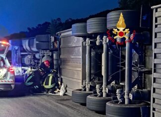 Camion della frutta si ribalta a una rotatoria: ferito il conducente