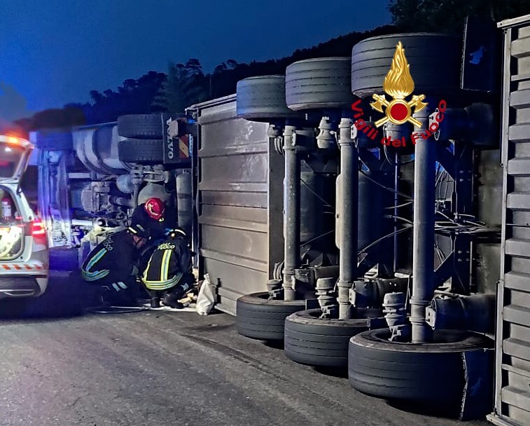 camion della frutta si ribalta a una rotatoria ferito il conducente da Corrieretoscano.it camion della frutta si ribalta a una rotatoria ferito il conducente