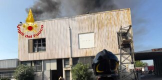 Fiamme all’Osmannoro in un edificio industriale per la produzione di pellame