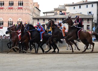 Palio di Siena, oggi la corsa dopo il rinvio: tutte le tappe della giornata, dalla pista alla ‘conchiglia’